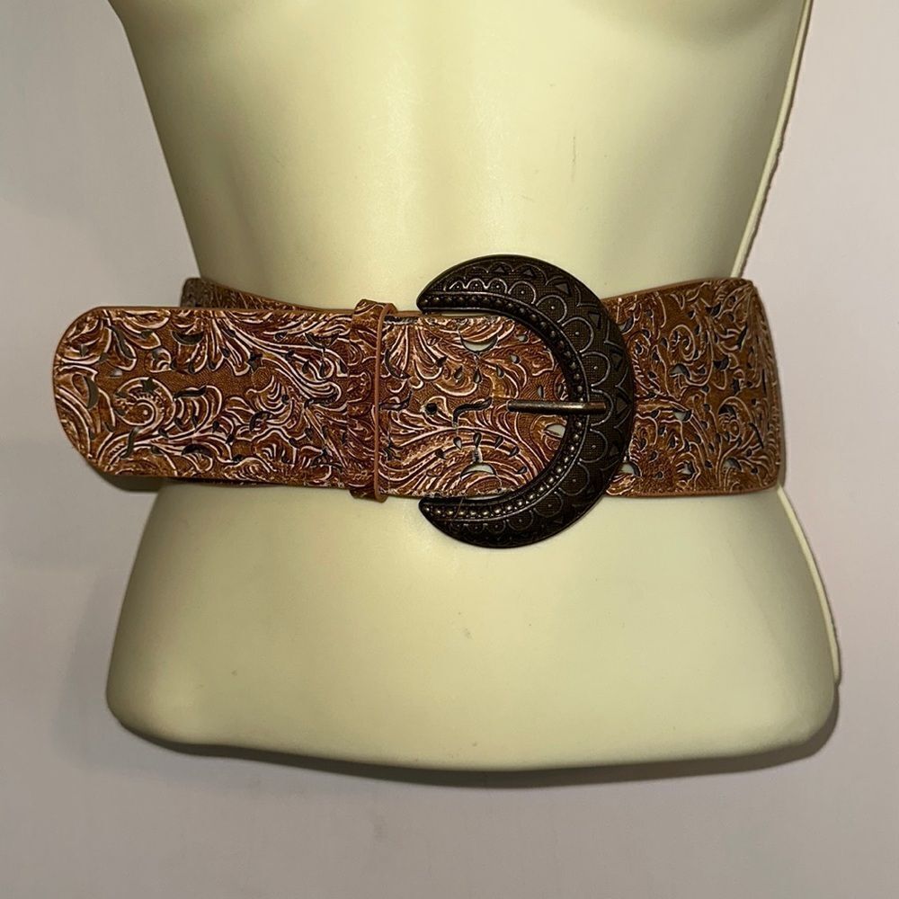 Tan paisley pattern faux tool leather/elastic band & large ornate belt buckle